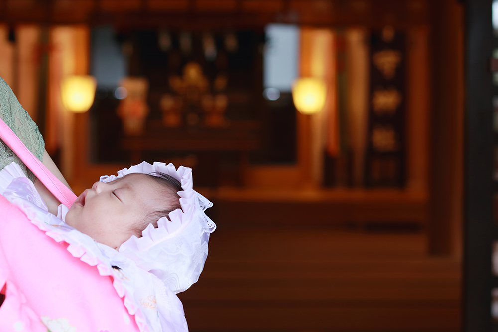【画像】神社で抱っこされる赤ちゃん