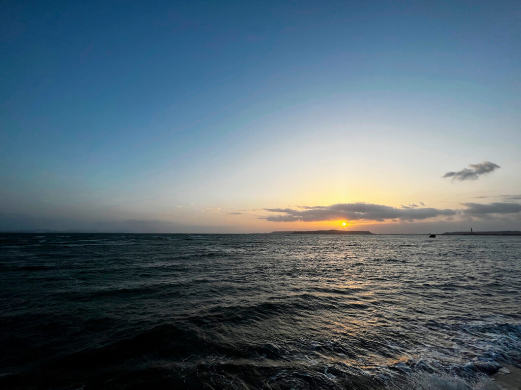 【画像】2022年4月16日の沖縄の朝の海と太陽