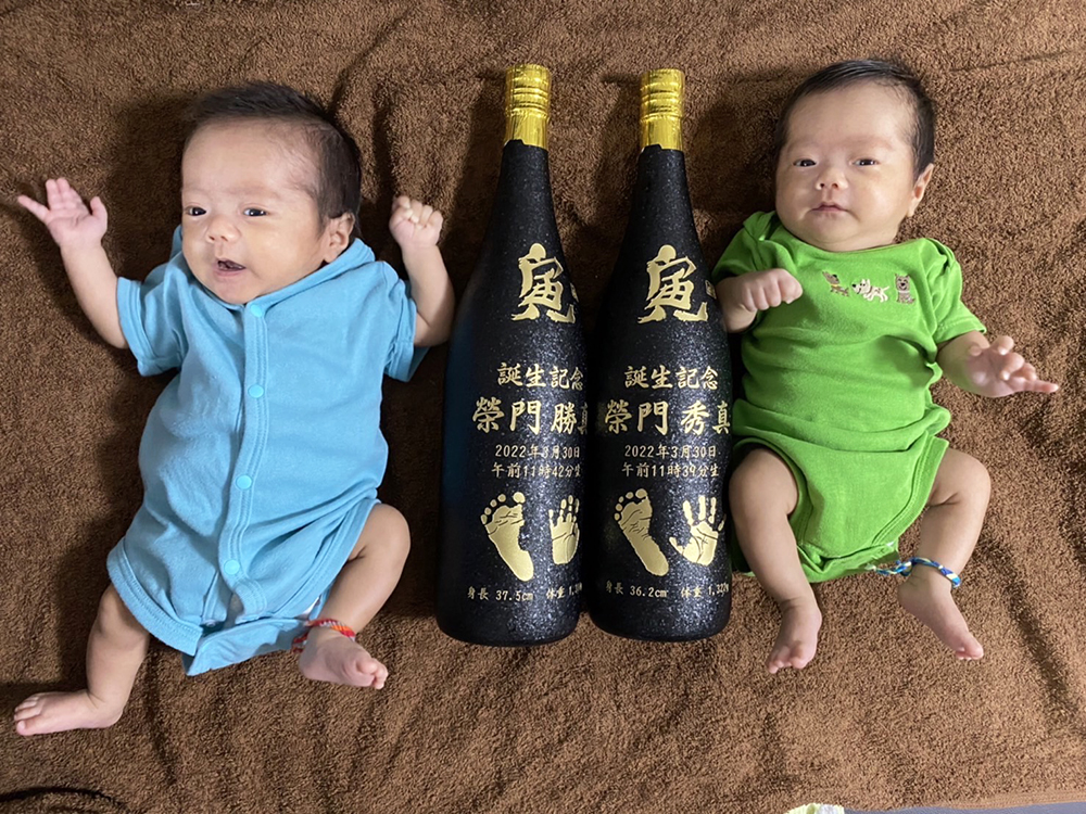【画像】双子の赤ちゃんと世界に一つの名入れ泡盛