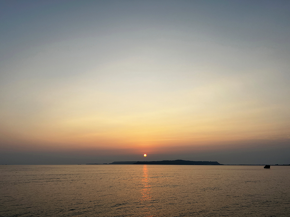 【画像】2022年7月26日の沖縄の朝の海と太陽