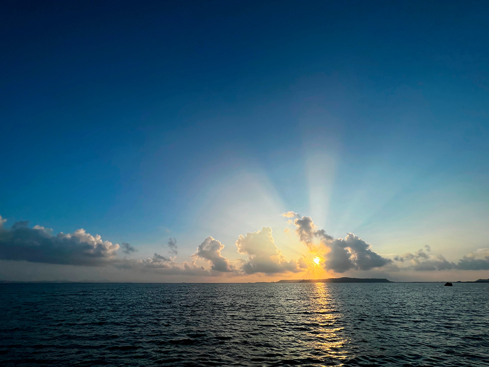 【画像】2022年7月29日の沖縄の海と朝日