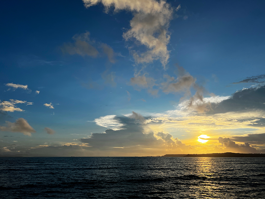 【画像】2022年7月30日の沖縄の朝日と海