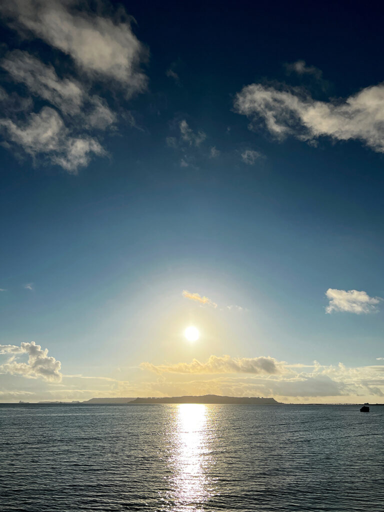 【画像】2022年8月2日の沖縄の朝の海と太陽