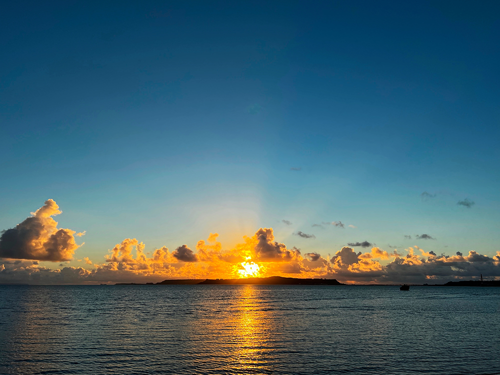 【画像】2022年8月9日の沖縄の朝の海と朝日
