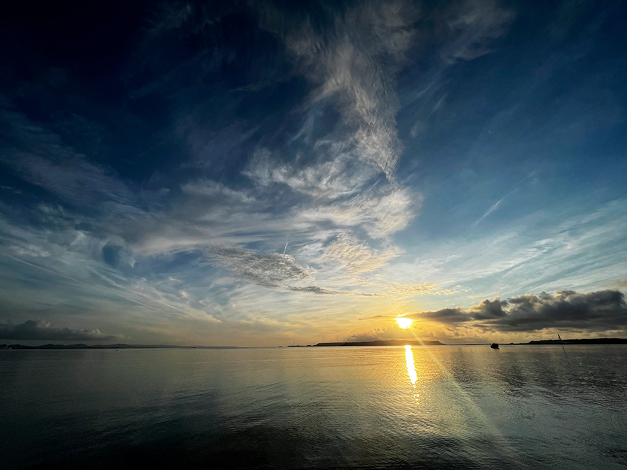 【画像】2022年8月24日の沖縄の朝日と海