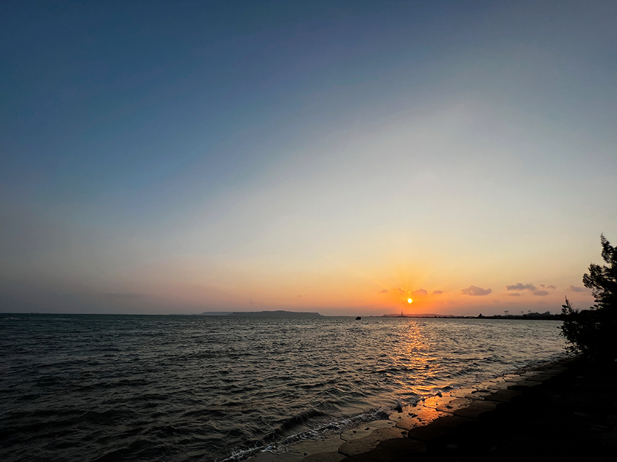 【画像】2022年10月24日の沖縄の朝日と海