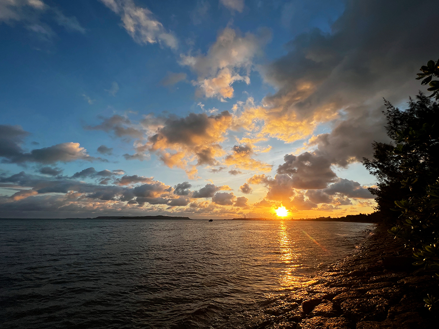 【画像】2022年11月22日の沖縄の朝日と海
