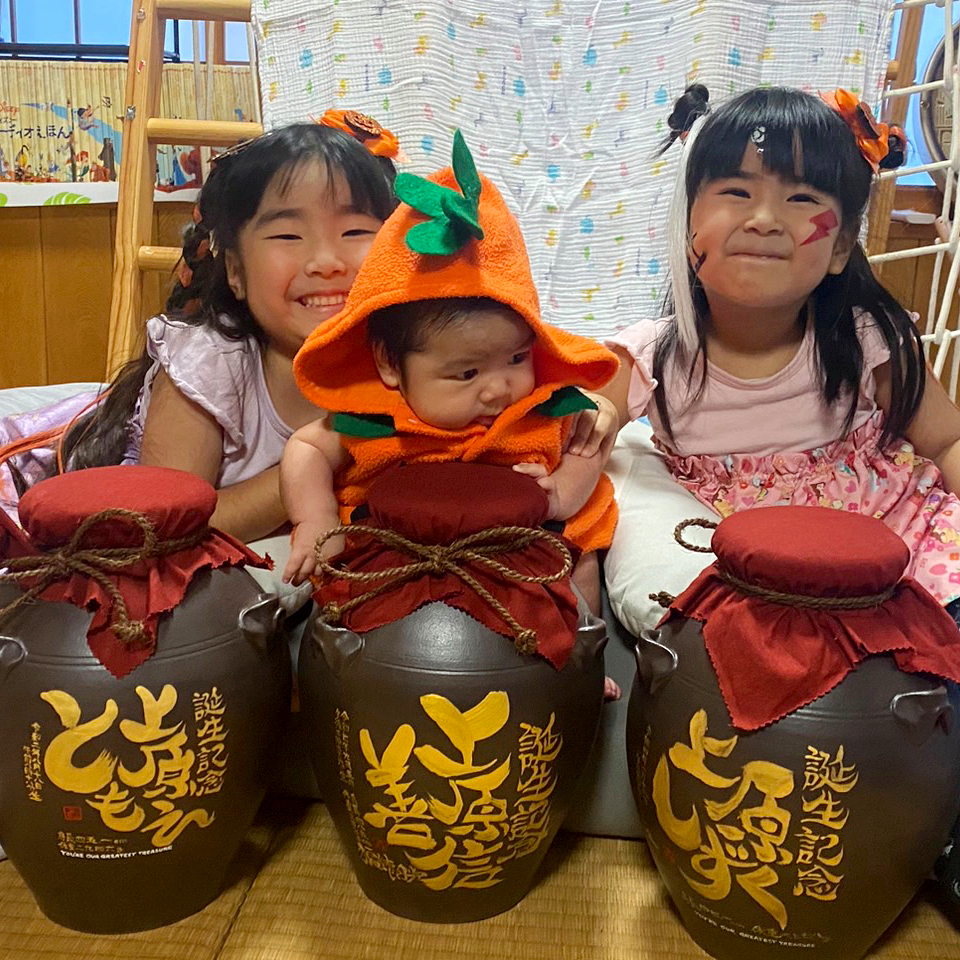 【画像】3人のお子様と琉球南蛮甕入り名入れ泡盛