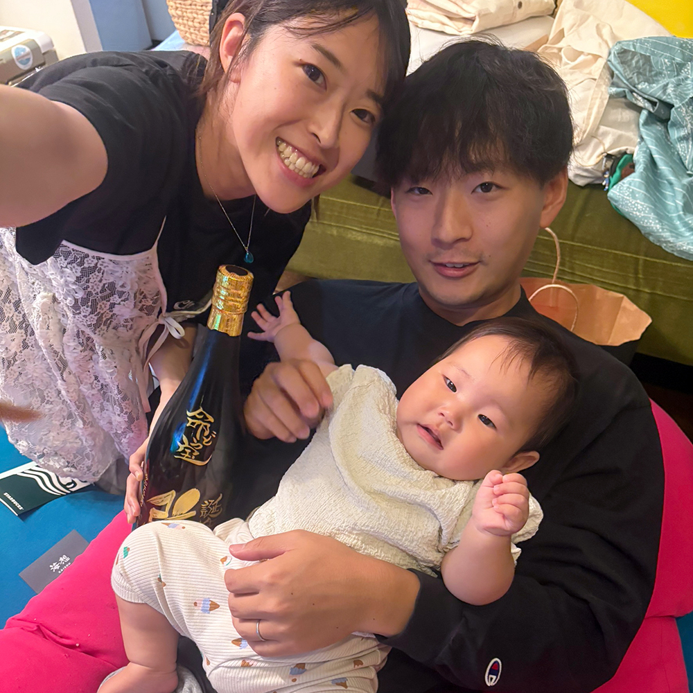 【画像】鍋田さまご家族と世界にたった一つの名入れ泡盛