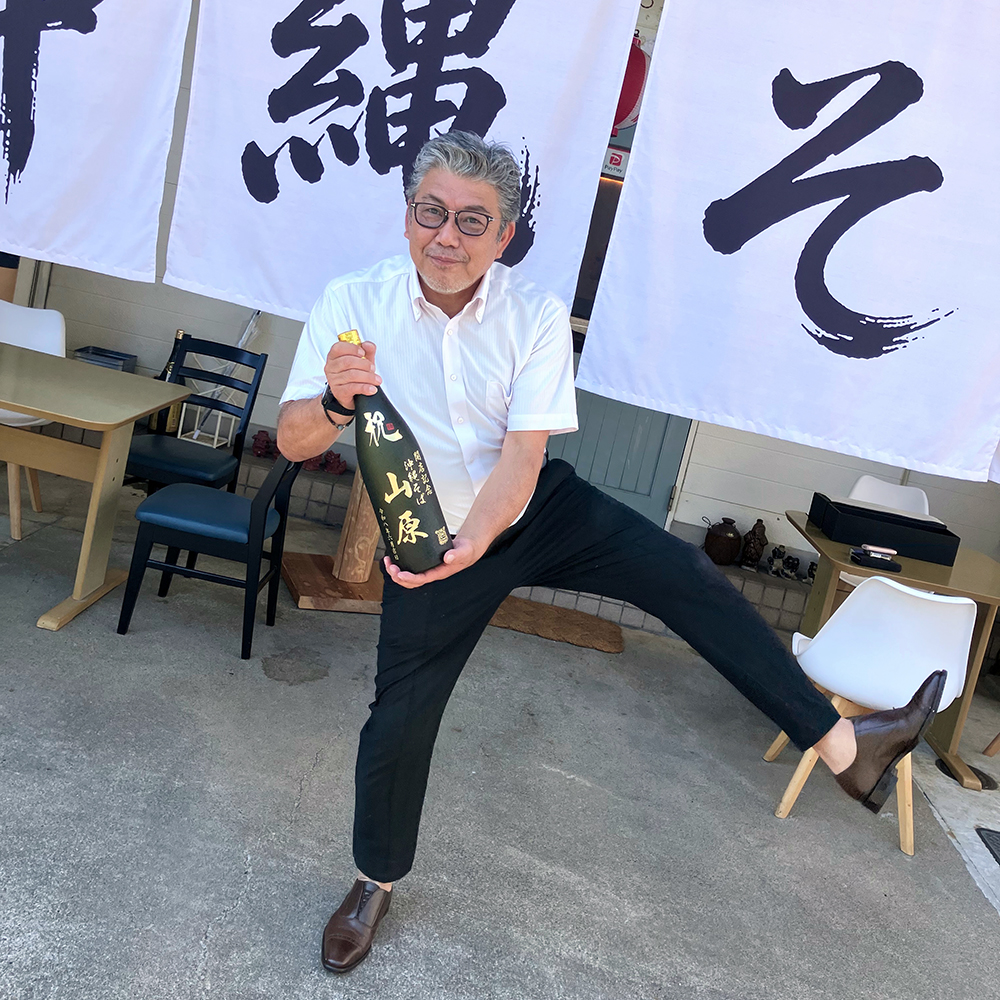【画像】開店記念の名入れ泡盛とオーナー様